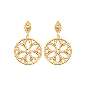 Boucles d'oreilles pendantes dorées Jamila à motifs orientaux - Bijou photographié sur fond blanc 