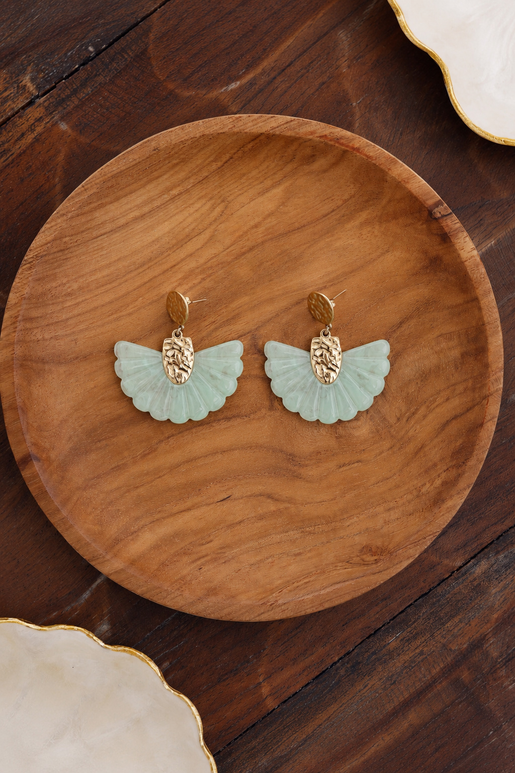 Boucles d’oreilles pendantes Luh vert d'eau en forme d’éventail - Bijou photographié dans un décor estival