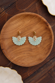 Boucles d’oreilles pendantes Luh vert d'eau en forme d’éventail - Bijou photographié dans un décor estival