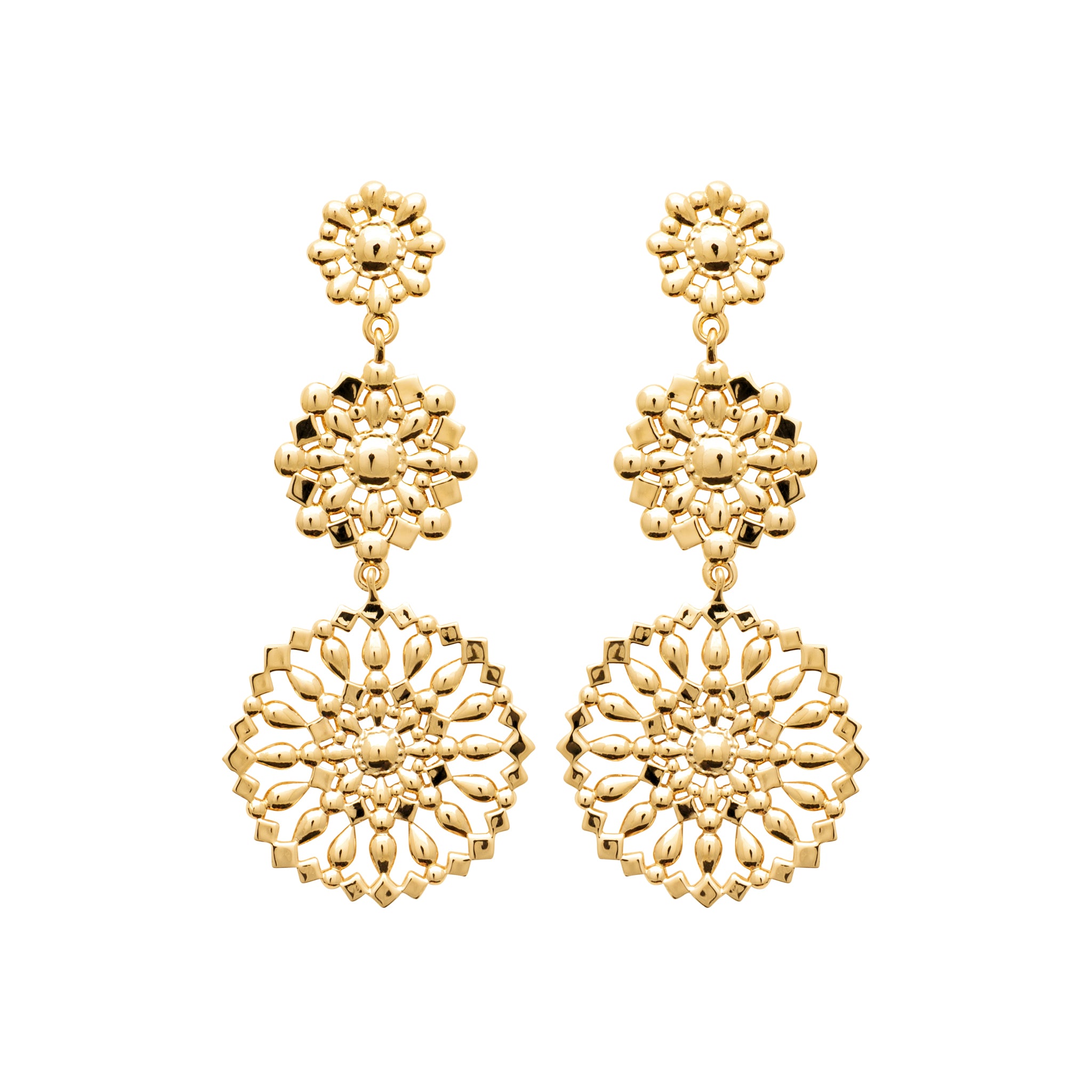 Boucles d'oreilles pendantes dorées Seviana motif mandala - Bijou photographié sur fond blanc 