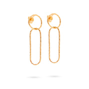 Boucles d'oreilles pendantes dorées Valeria - Bijou photographié sur fond blanc