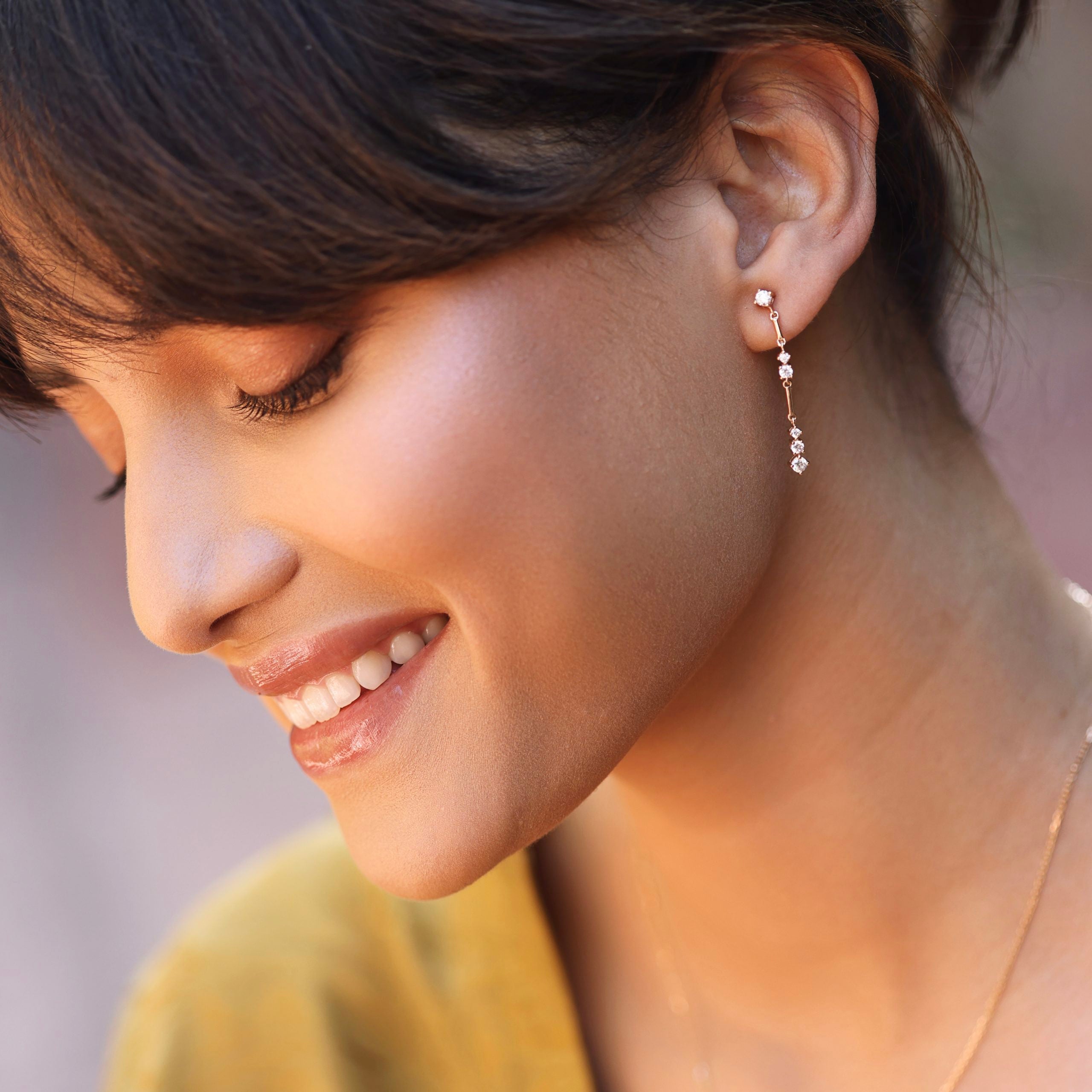 Boucles pendantes Marwa dorées zircons - Bijou porté 
