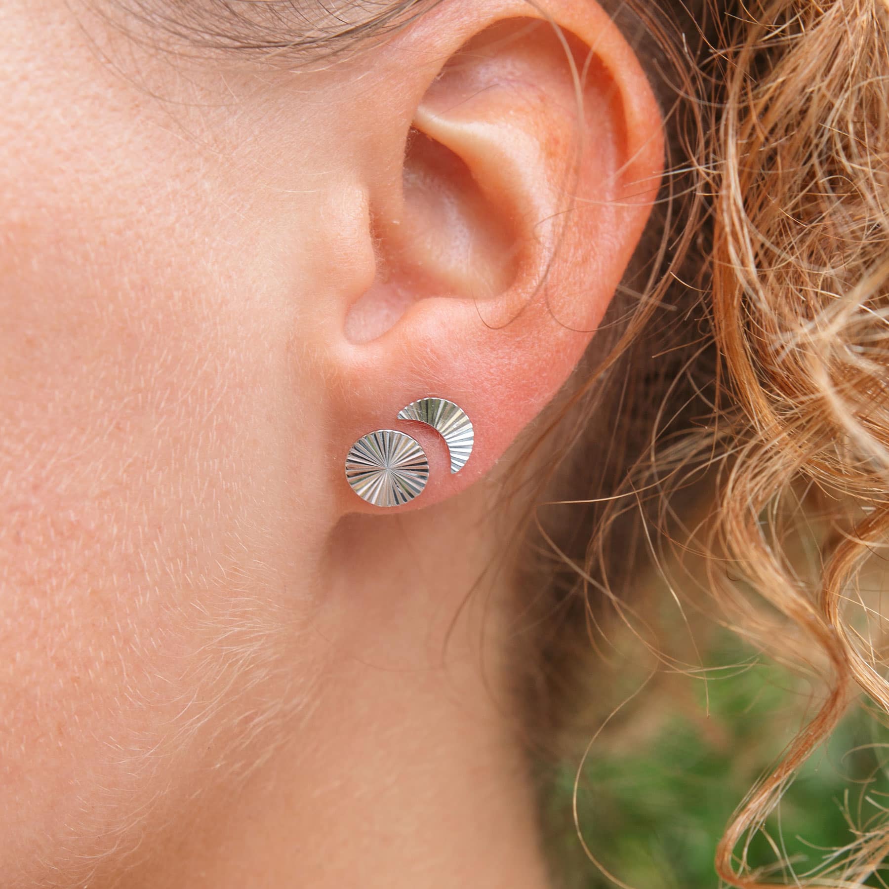 Boucles puces Anissa argent Lune et Soleil strié - Bijou porté focus