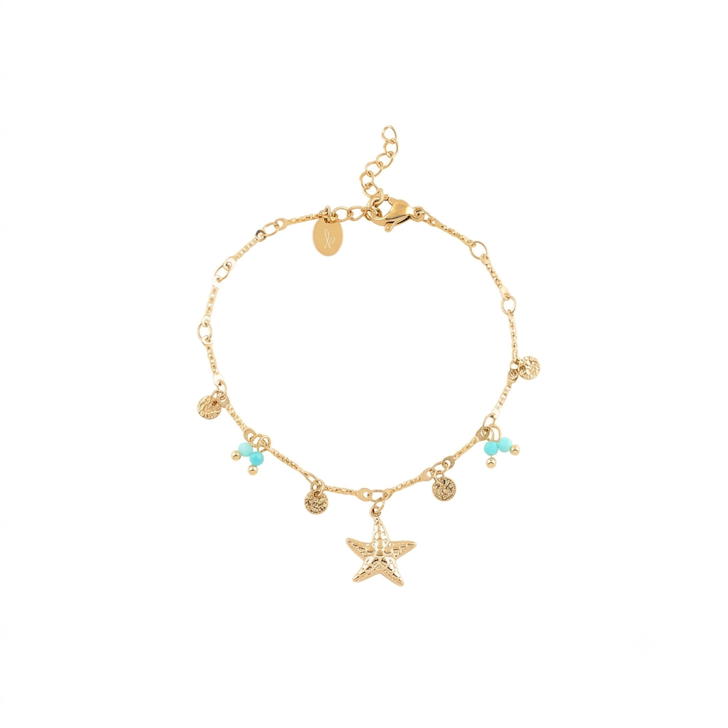 Bracelet doré Cassilde orné de pampilles martelées, de pierres en amazonite et d’une étoile de mer - Bijou sur fond blanc