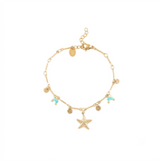 Bracelet doré Cassilde orné de pampilles martelées, de pierres en amazonite et d’une étoile de mer - Bijou sur fond blanc