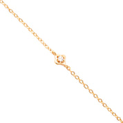 Bracelet doré Elowen à fleur de zircon - Bijou photographié sur fond blanc 