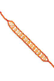 Bracelet doré Juna en quartz orange composé de petites perles rondes et de pierres ovales centrales - Bijou sur fond blanc