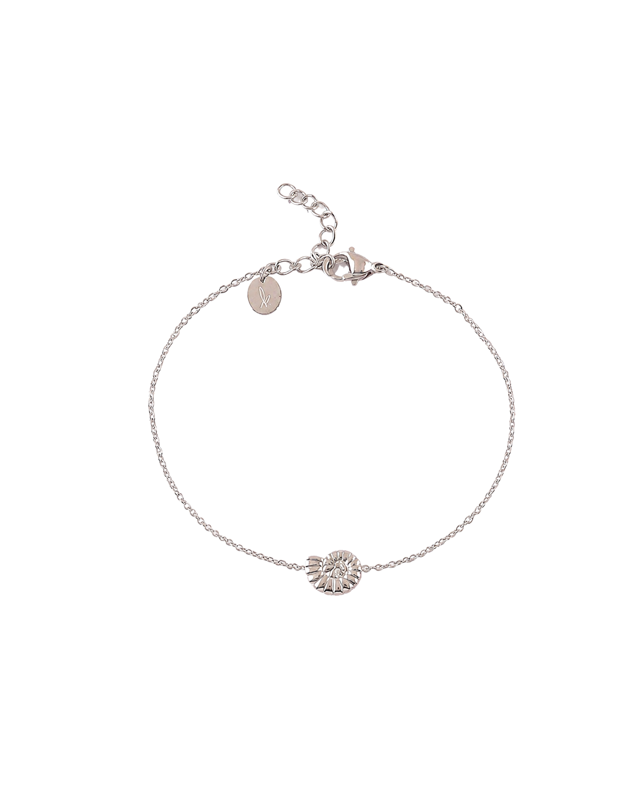 Bracelet argenté Saona chaîne fine orné d'un coquillage spiralé - Bijou sur fond blanc