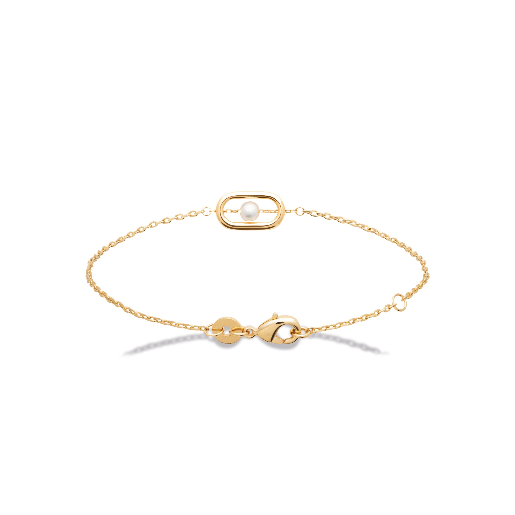 Bracelet doré Audrey orné d'une perle de nacre - Bijou photographié sur fond blanc 