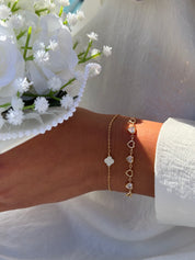 Bracelet doré Isidora avec cœurs ajourés et cœurs sertis de zircons - Bijou porté