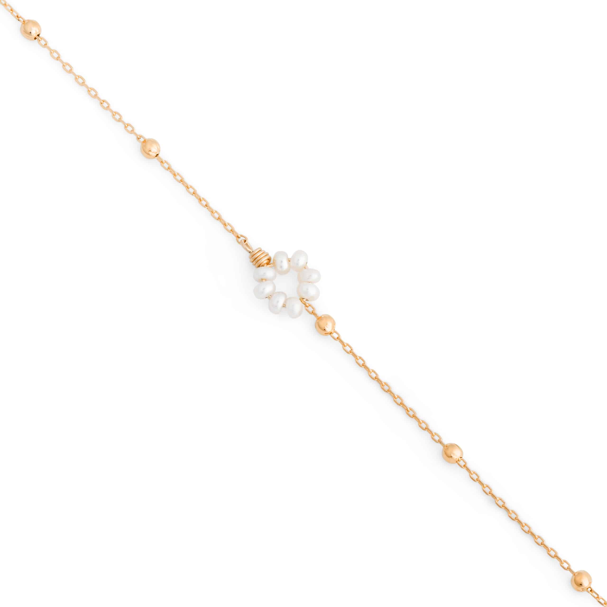 Bracelet doré avec un cercle de perles de nacre au centre et chaîne orné de perles dorées - Bijou photographié sur fond blanc 