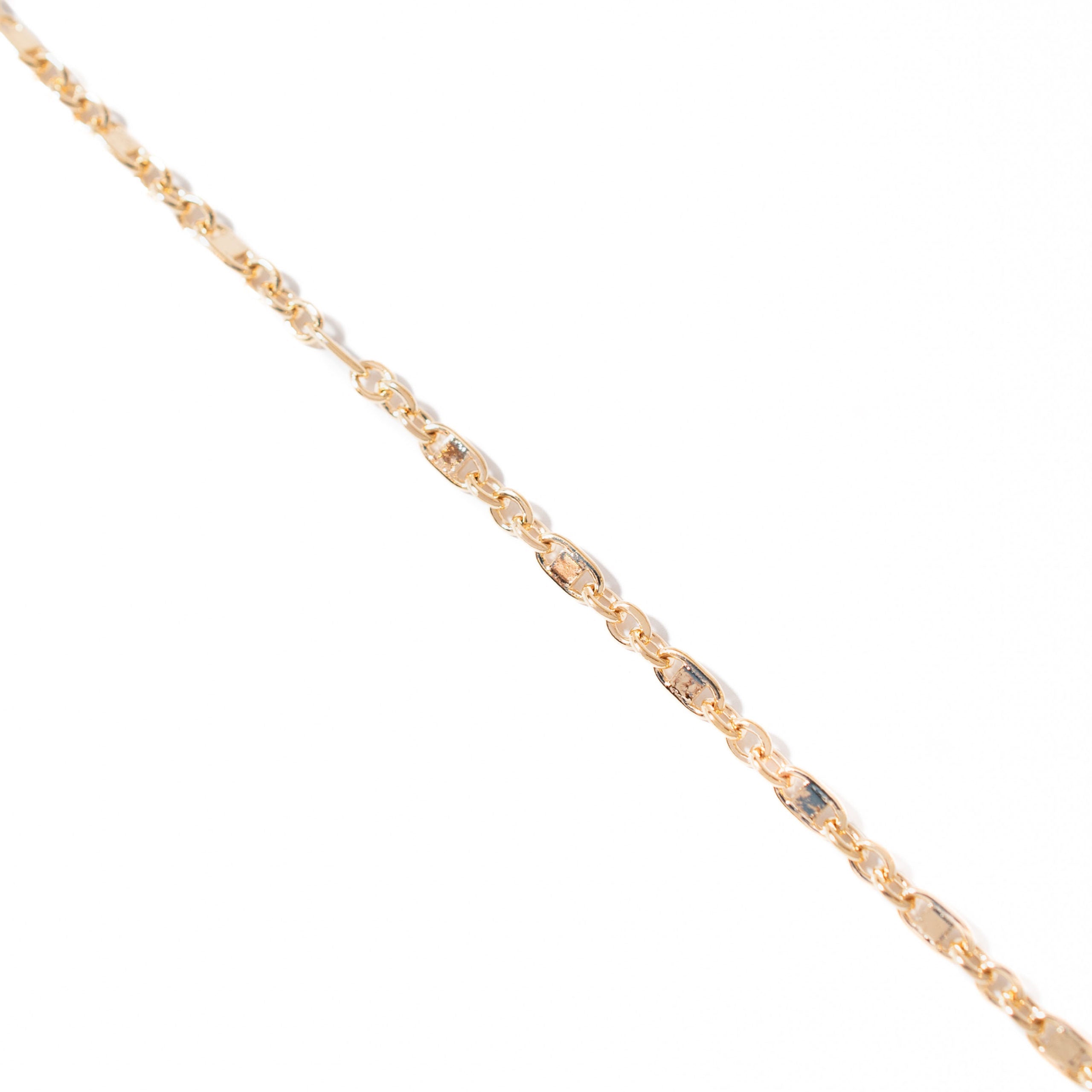 Bracelet Kemala doré maille fine  - Bijou photographié sur fond blanc 