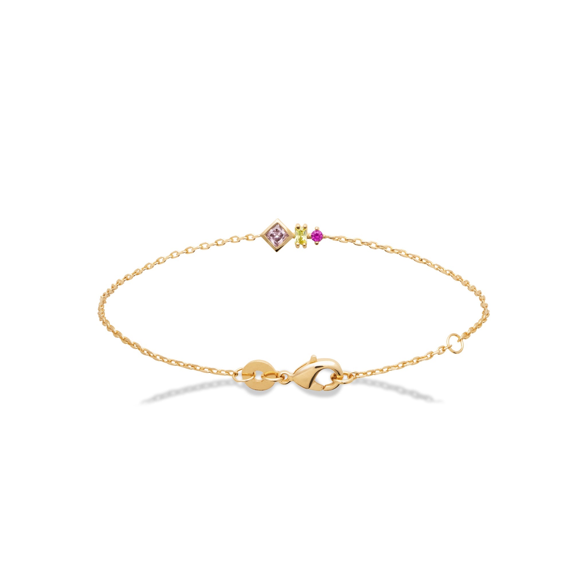 Bracelet doré avec trois zircons colorés - bijou photographié sur fond blanc 