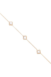 Bracelet doré Nohe chaîne fine ornée de trois trèfles en nacre à bordure perlée - Bijou photographié sur fond blanc