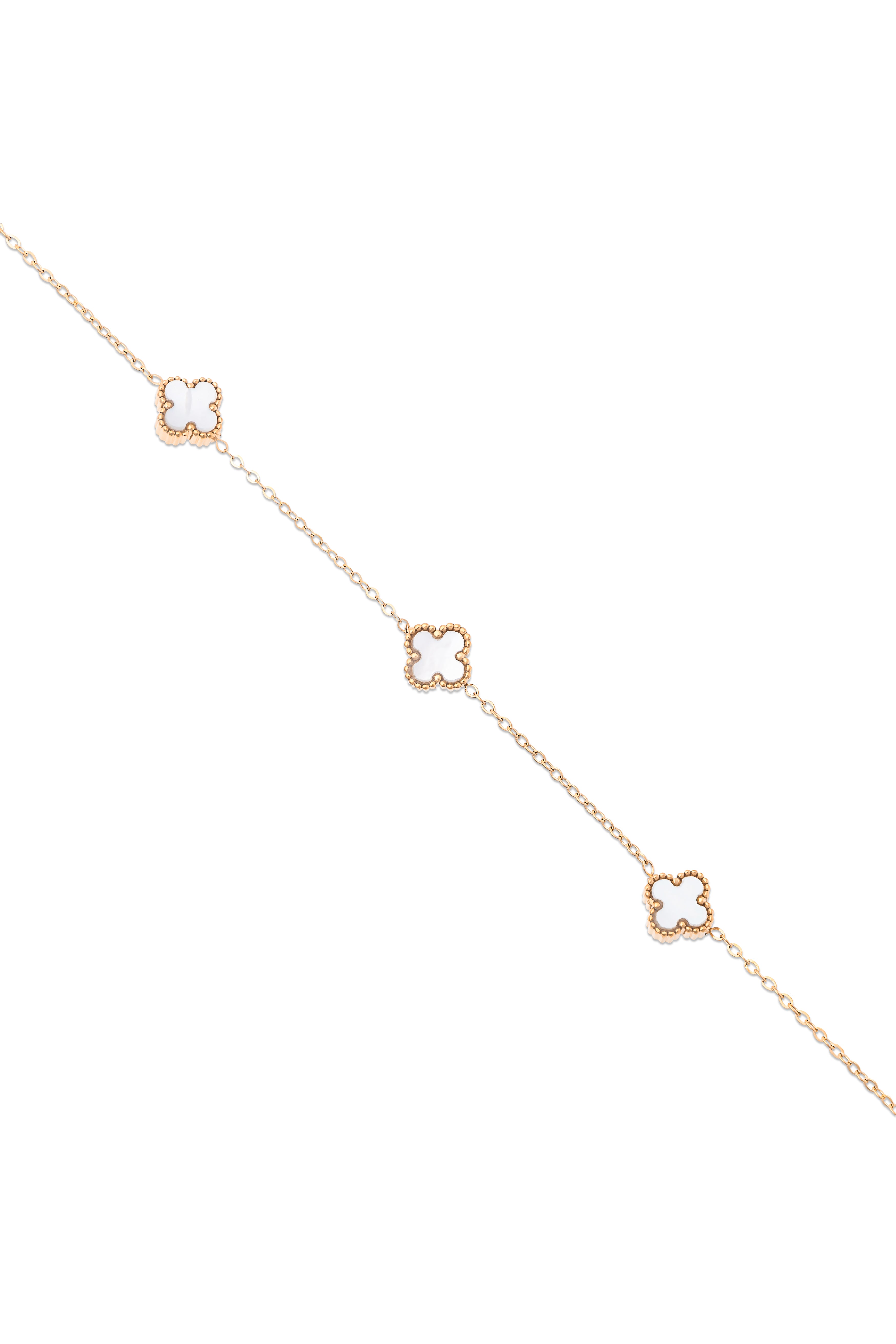 Bracelet doré Nohe chaîne fine ornée de trois trèfles en nacre à bordure perlée - Bijou photographié sur fond blanc