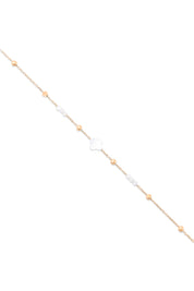 Bracelet doré Tiara chaîne perlée ornée d'un trèfle en nacre et de petites perles - Bijou photographié sur fond blanc