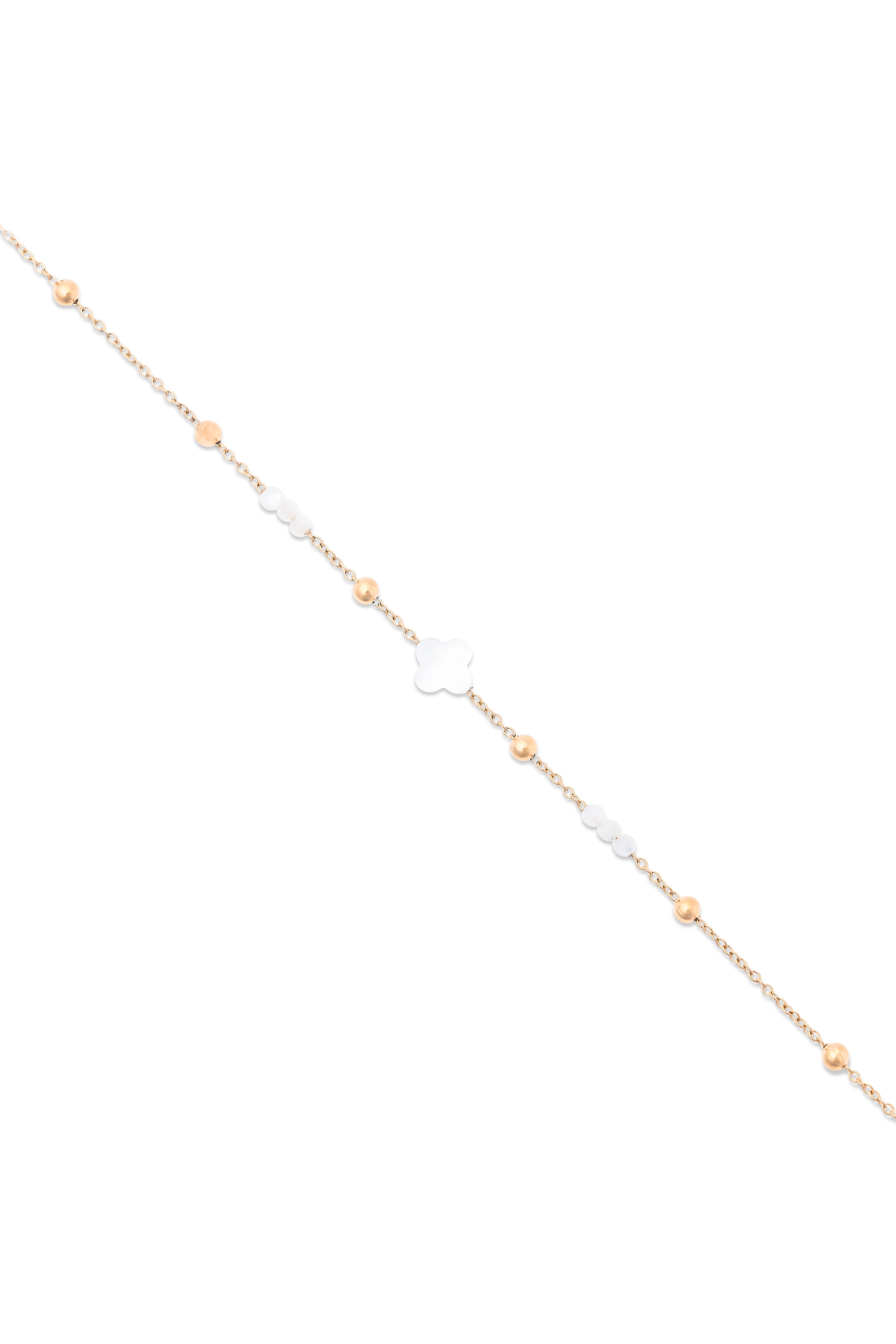 Bracelet doré Tiara chaîne perlée ornée d'un trèfle en nacre et de petites perles - Bijou photographié sur fond blanc