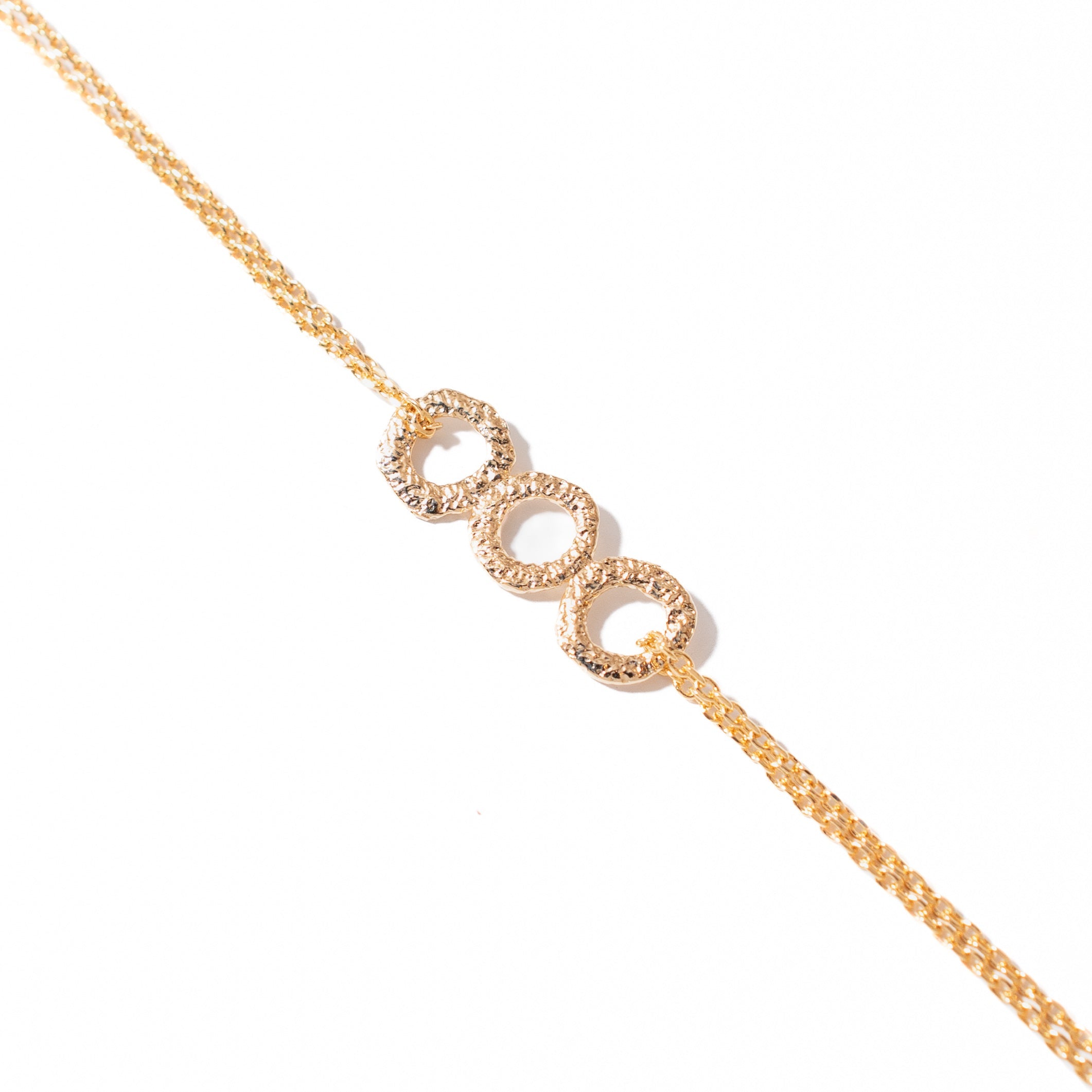 Bracelet doré  Vidya à chaîne double trio de cercles martelés - Bijou photographié sur fond blanc 