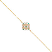 Bracelet doré Adella aux motifs orientaux orné de zircons verts - Bijou photographié sur fond blanc