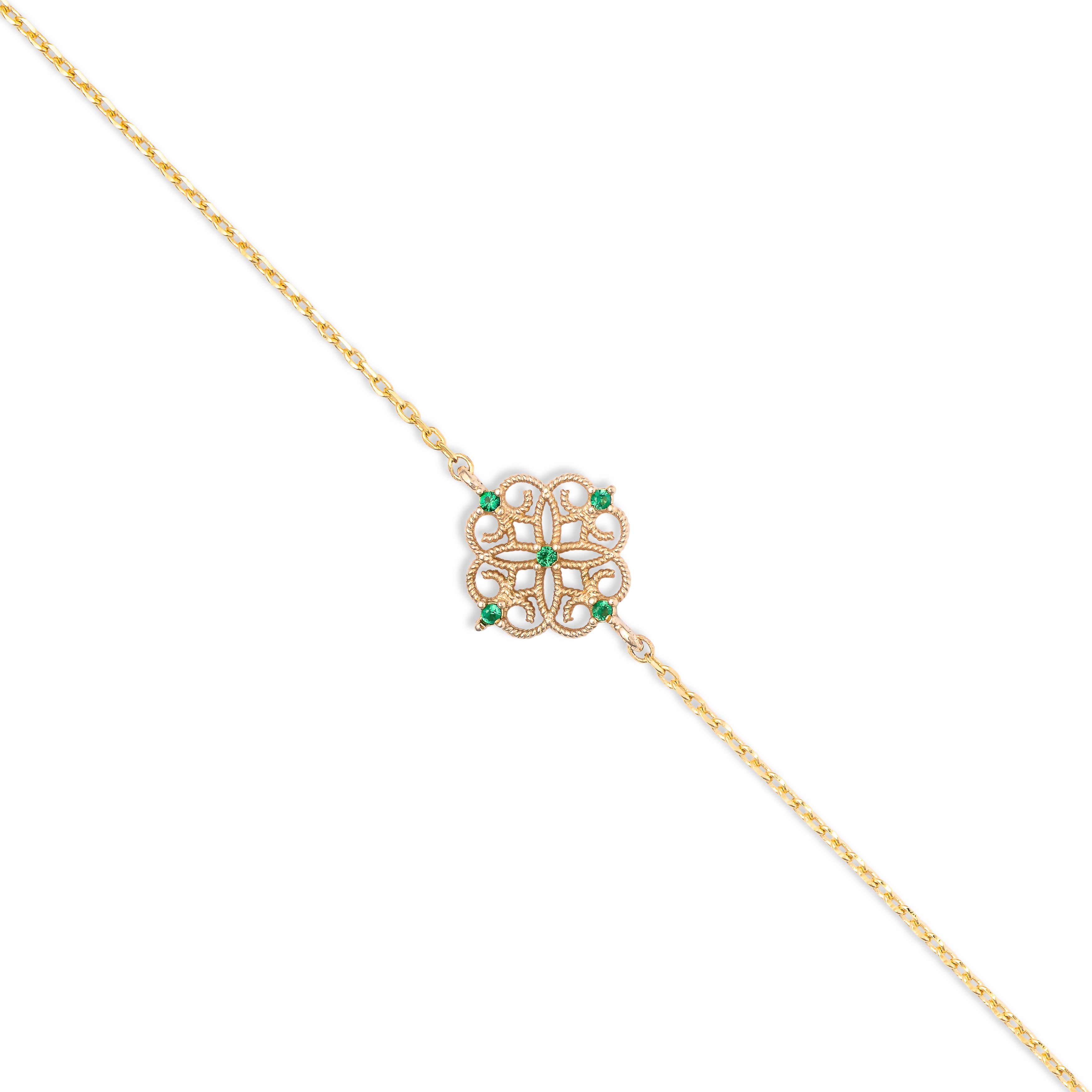 Bracelet doré Adella aux motifs orientaux orné de zircons verts - Bijou photographié sur fond blanc