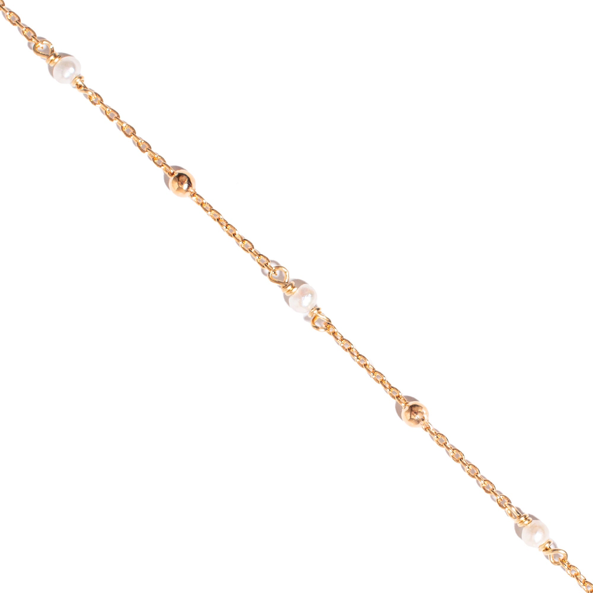 Bracelet doré chaîne perlée et nacre - Bijou photographié sur fond blanc 