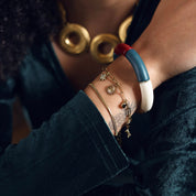 Bracelet doré Teyssa double pampilles en forme de soleil, de cœur et d’étoile, rehaussées de délicats zircons pour une touche lumineuse. - Bijou porté 