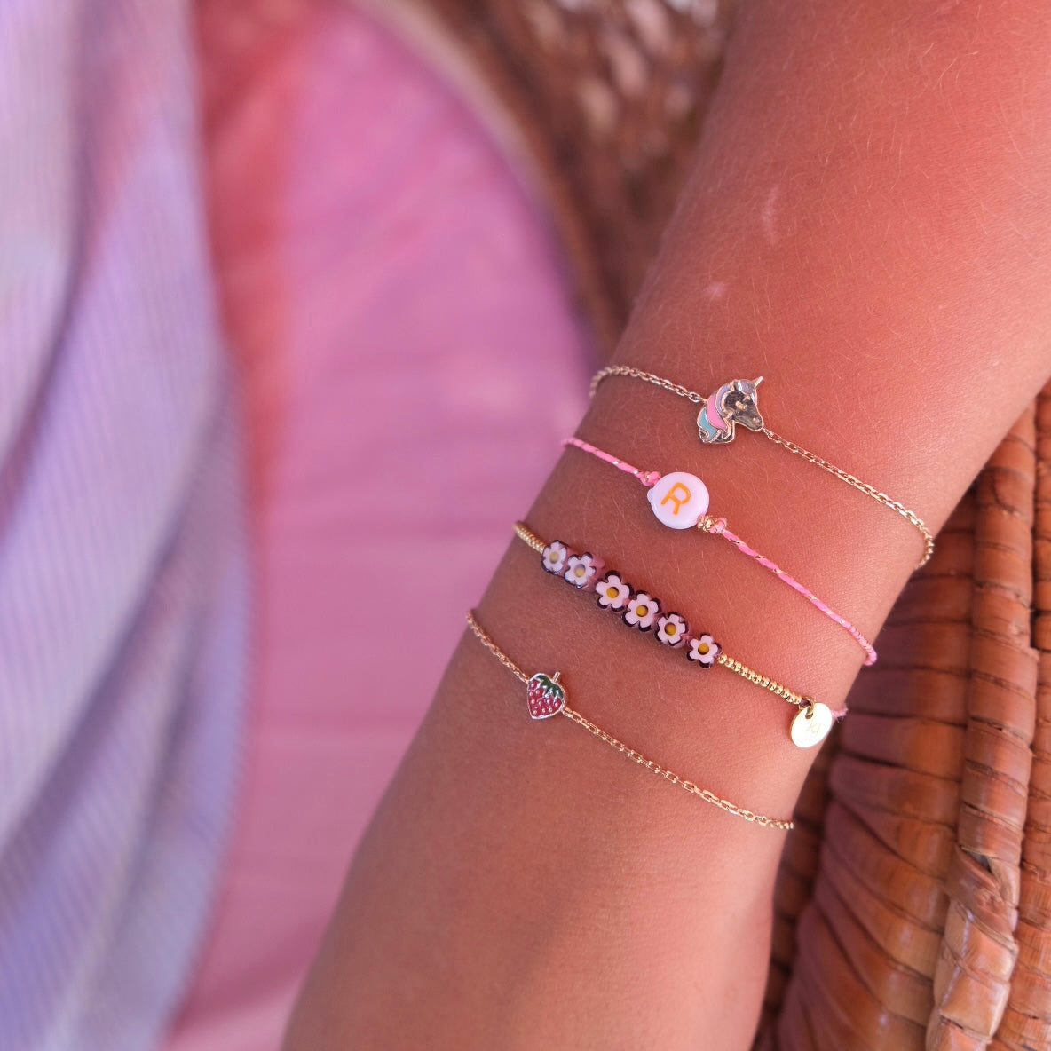 Bracelet doré enfant LICORNE porté