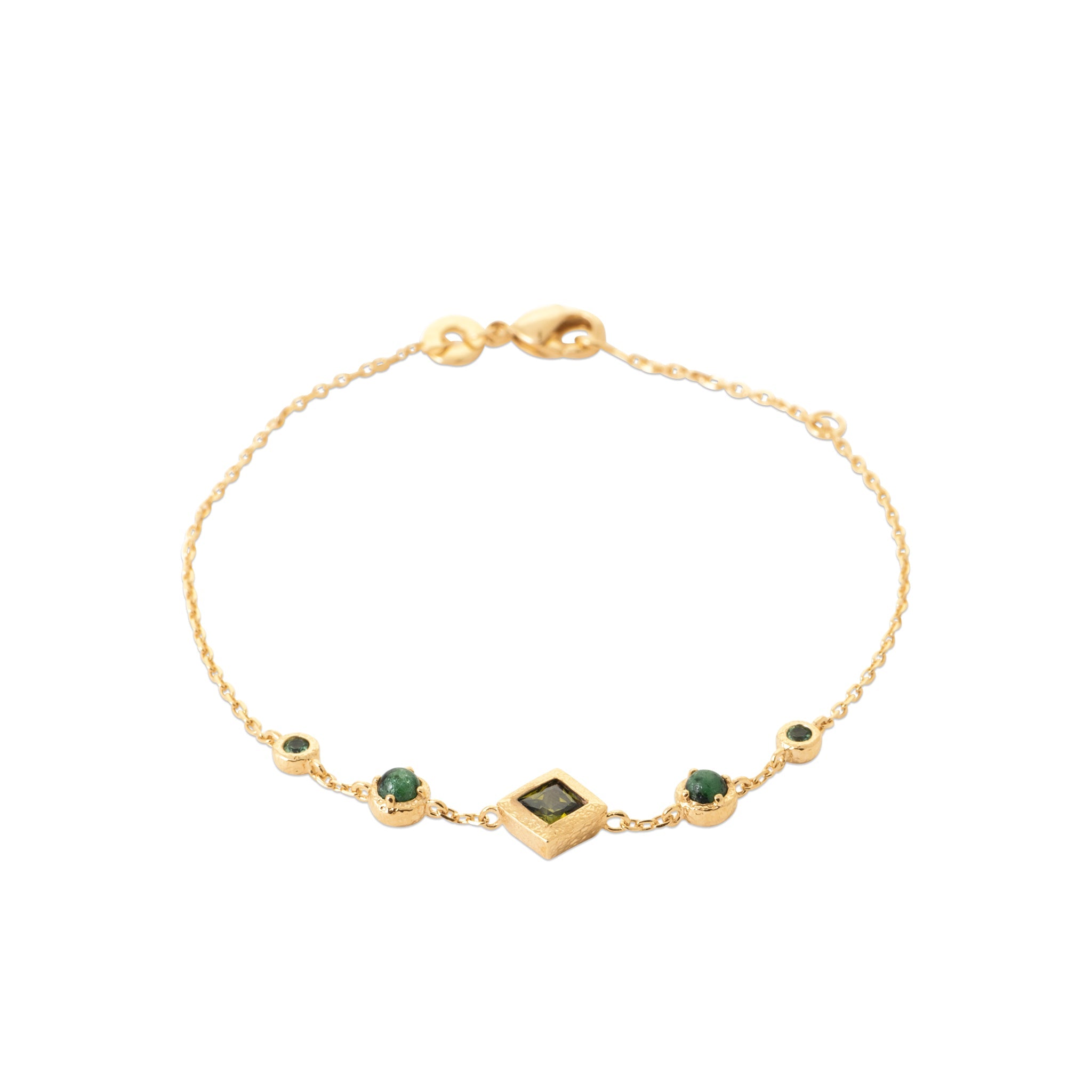 Bracelet chaîne dorée Clotilde, pierres naturelles et zircons verts - Bijou photographié sur fond blanc 