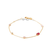 Bracelet chaîne dorée orné de zircons colorés - Bijou photographié sur fond blanc