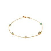 Bracelet chaîne dorée orné de zircons verts - Bijou photographié sur fond blanc 