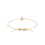 Bracelet doré trèfle orné de zircons - Bijou photographié sur fond blanc 
