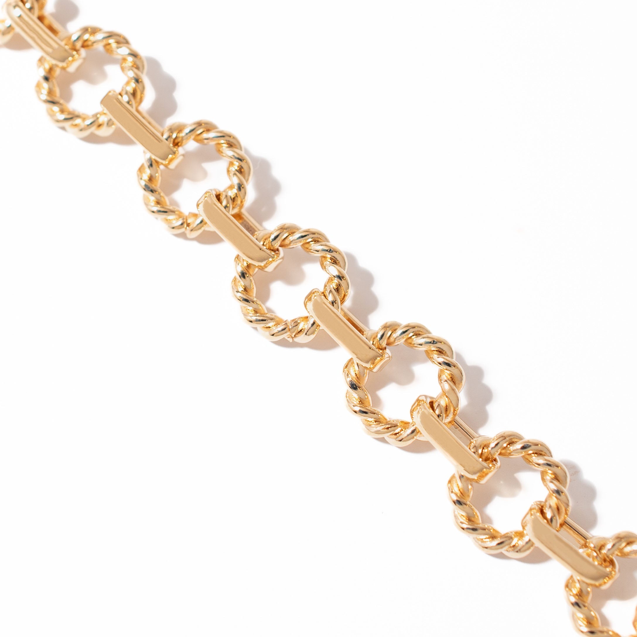 Bracelet doré à grosse mailles torsadées - Bijou photographié sur fond blanc 