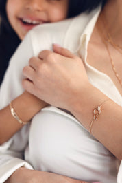 Bracelet personnalisable doré Kaïs anneau avec nœud orné de zircons pour lettres de l'alphabet et charms - Bijou porté