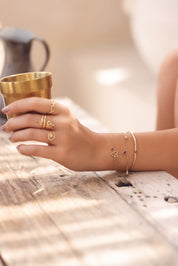 Bracelet doré Lupa pampilles avec zircons roses - Bijou porté