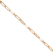 Bracelet doré Augustine avec une chaine en maille orné de perles nacrées - Bijou photographié sur fond blanc 