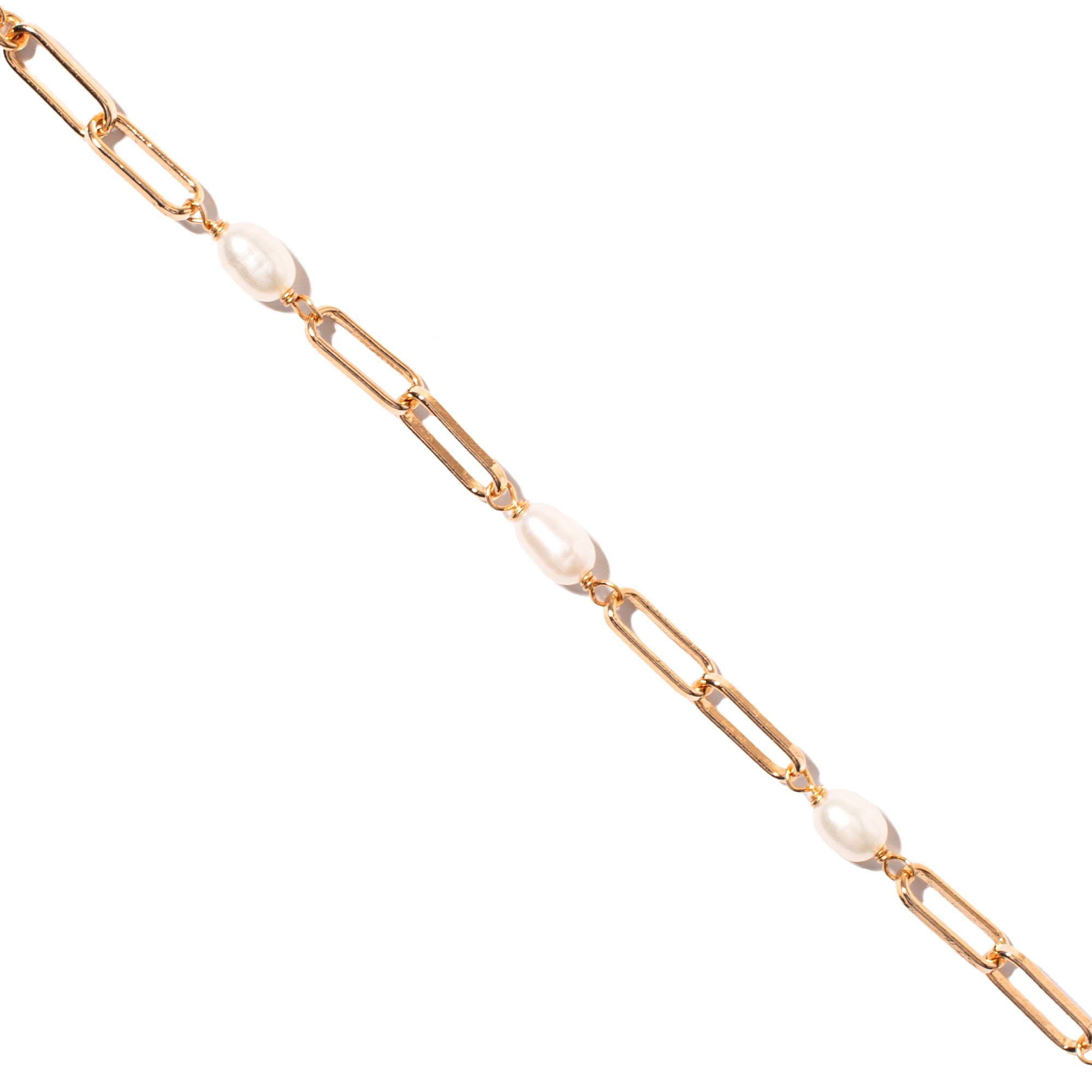 Bracelet doré Augustine avec une chaine en maille orné de perles nacrées - Bijou photographié sur fond blanc 