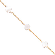 Bracelet doré Eve trèfles nacrés - Bijou photographié sur fond blanc 