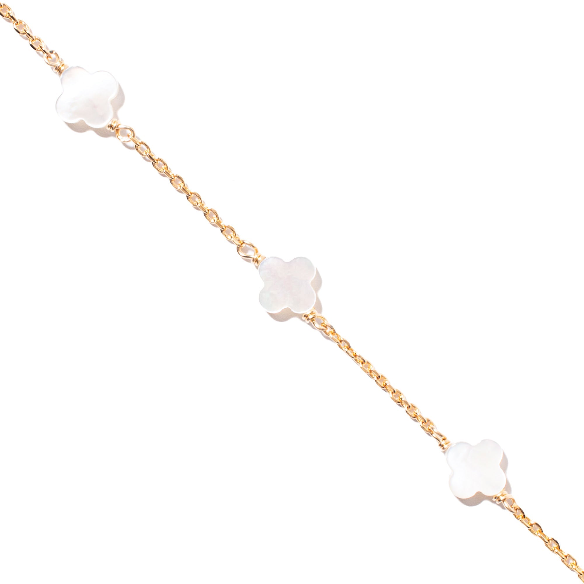 Bracelet doré Eve trèfles nacrés - Bijou photographié sur fond blanc 