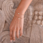 Bracelet doré CÉLINA en laiton doré 3 microns avec pampilles zircons et nacres - Collection Cérémonie - Bijou porté