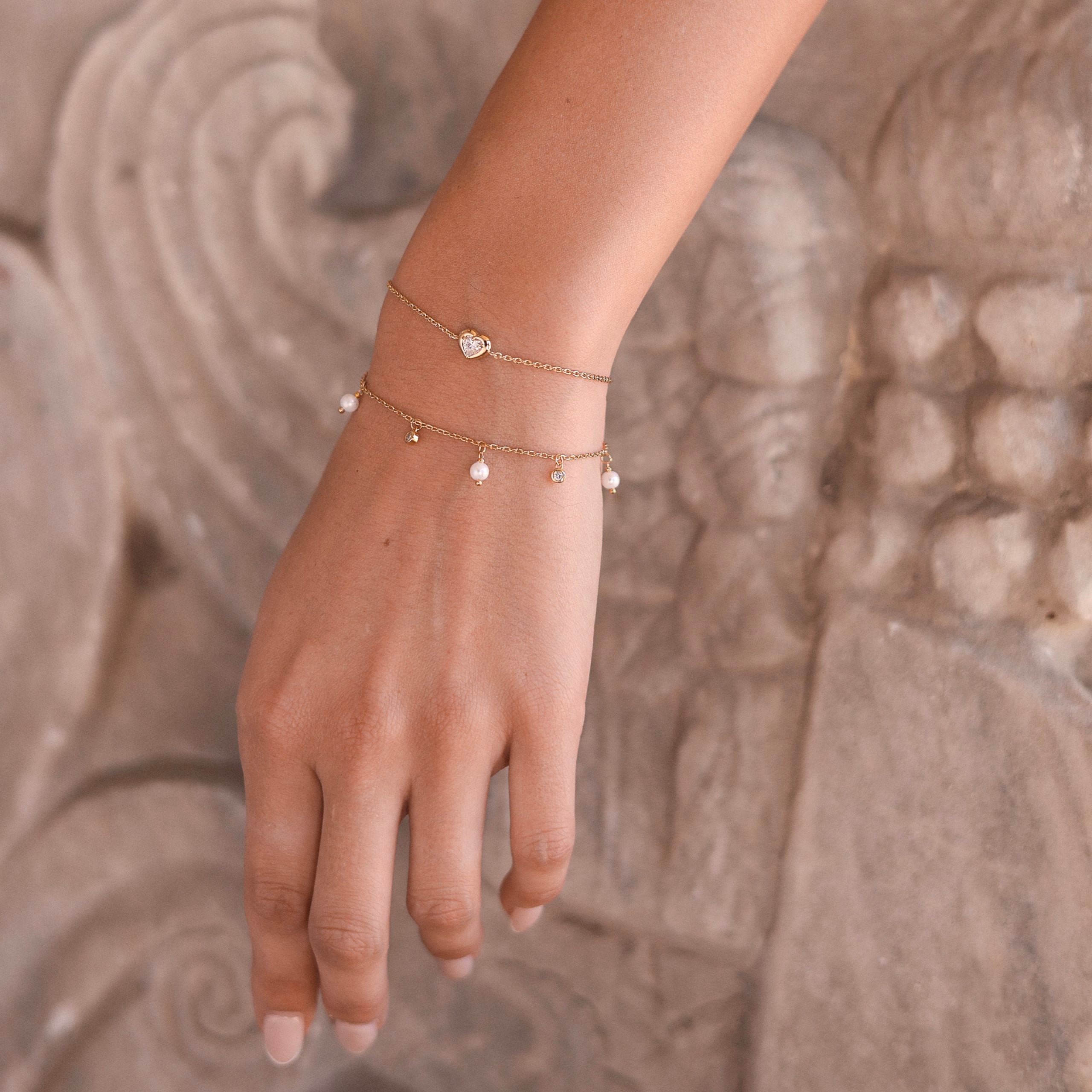 Bracelet doré CÉLINA en laiton doré 3 microns avec pampilles zircons et nacres - Collection Cérémonie - Bijou porté
