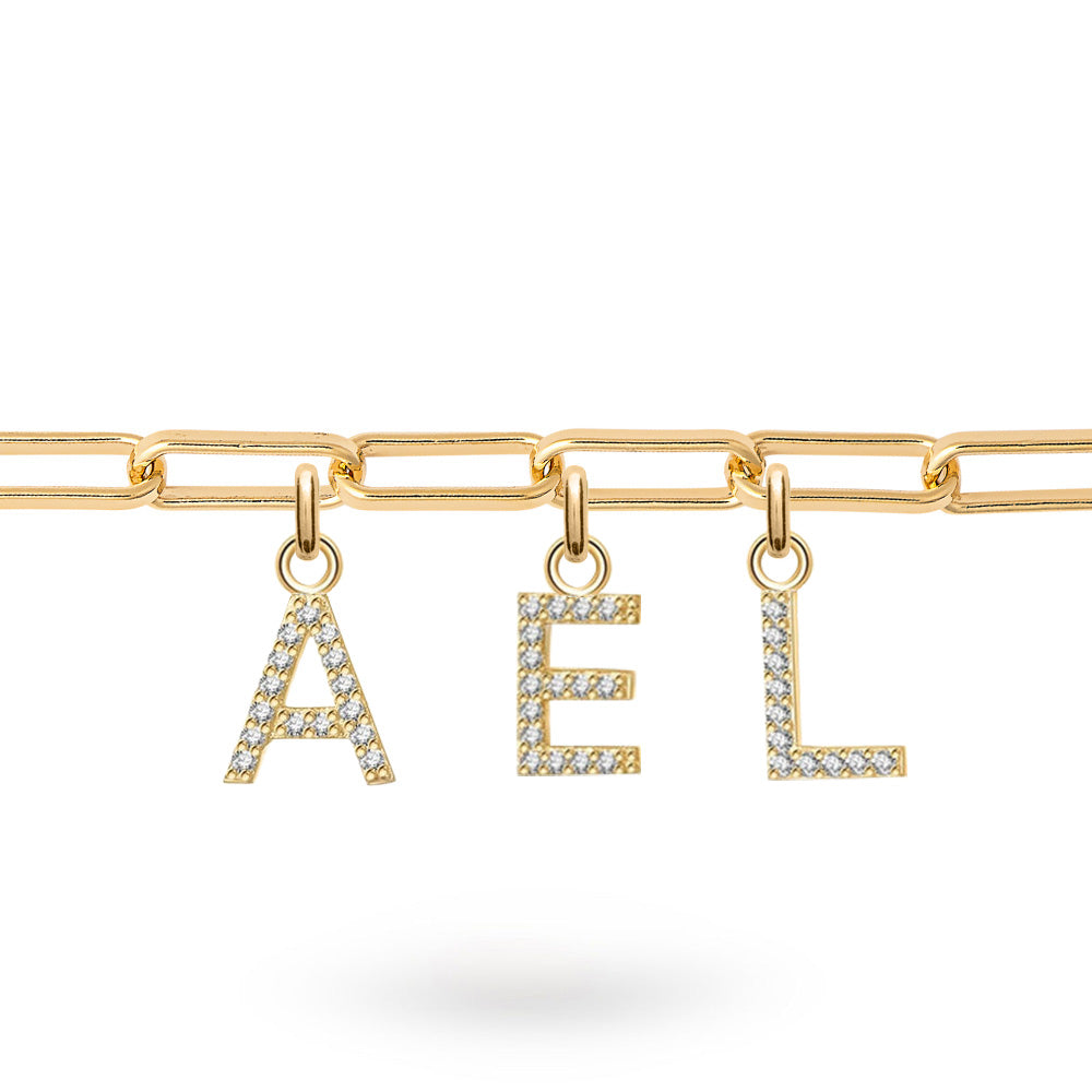 Bracelet personnalisable doré pour initiales et charms Axelle - Bijou sur fond blanc