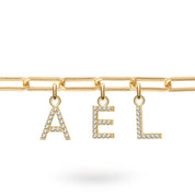 Bracelet personnalisable doré pour initiales et charms Axelle - Bijou sur fond blanc