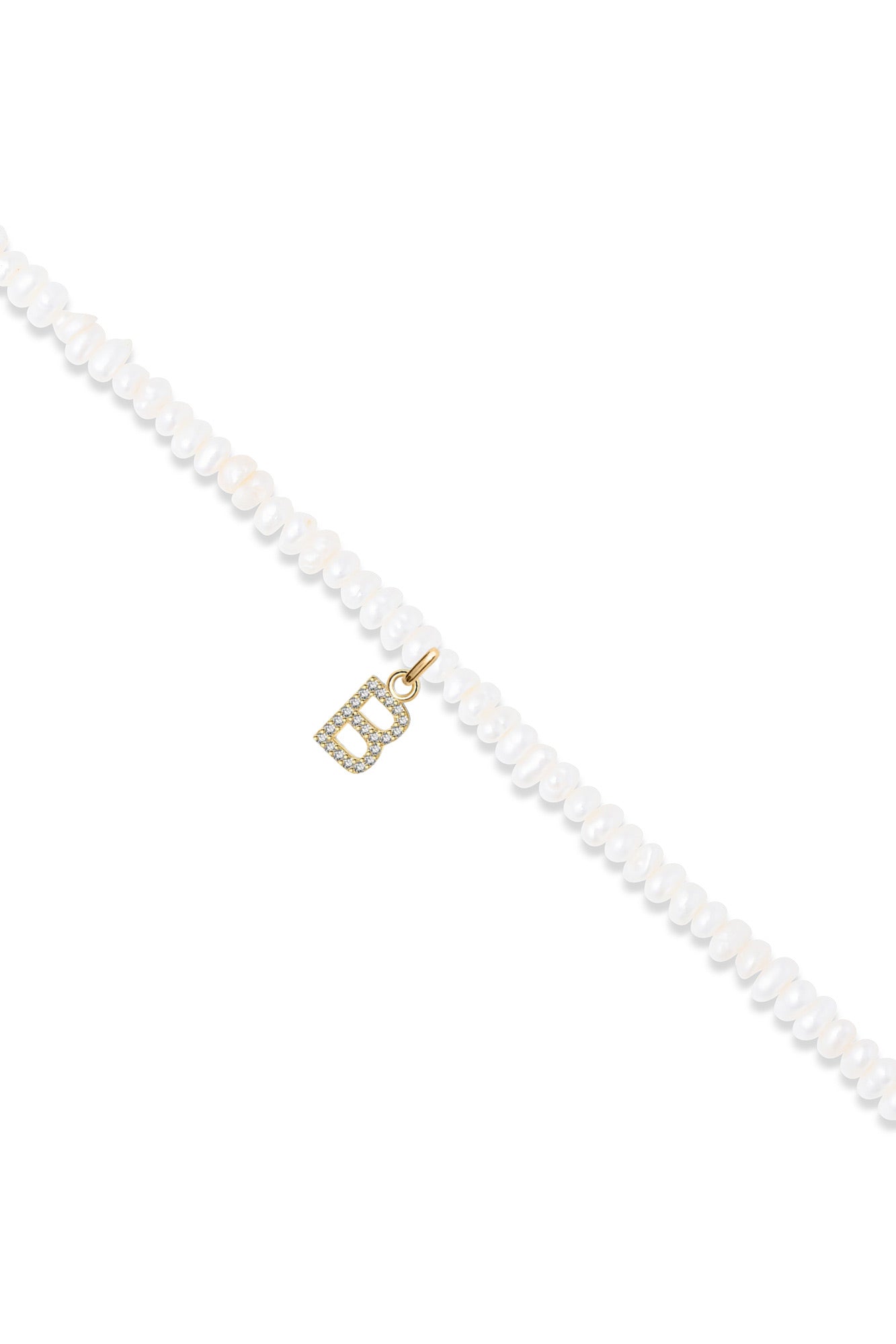 Bracelet personnalisable doré et nacre pour initiales et charms Elya - Bijou sur fond blanc