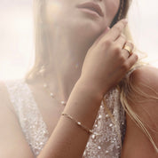 Bracelet doré Augustine avec une chaine en maille orné de perles nacrées - Bijou porté