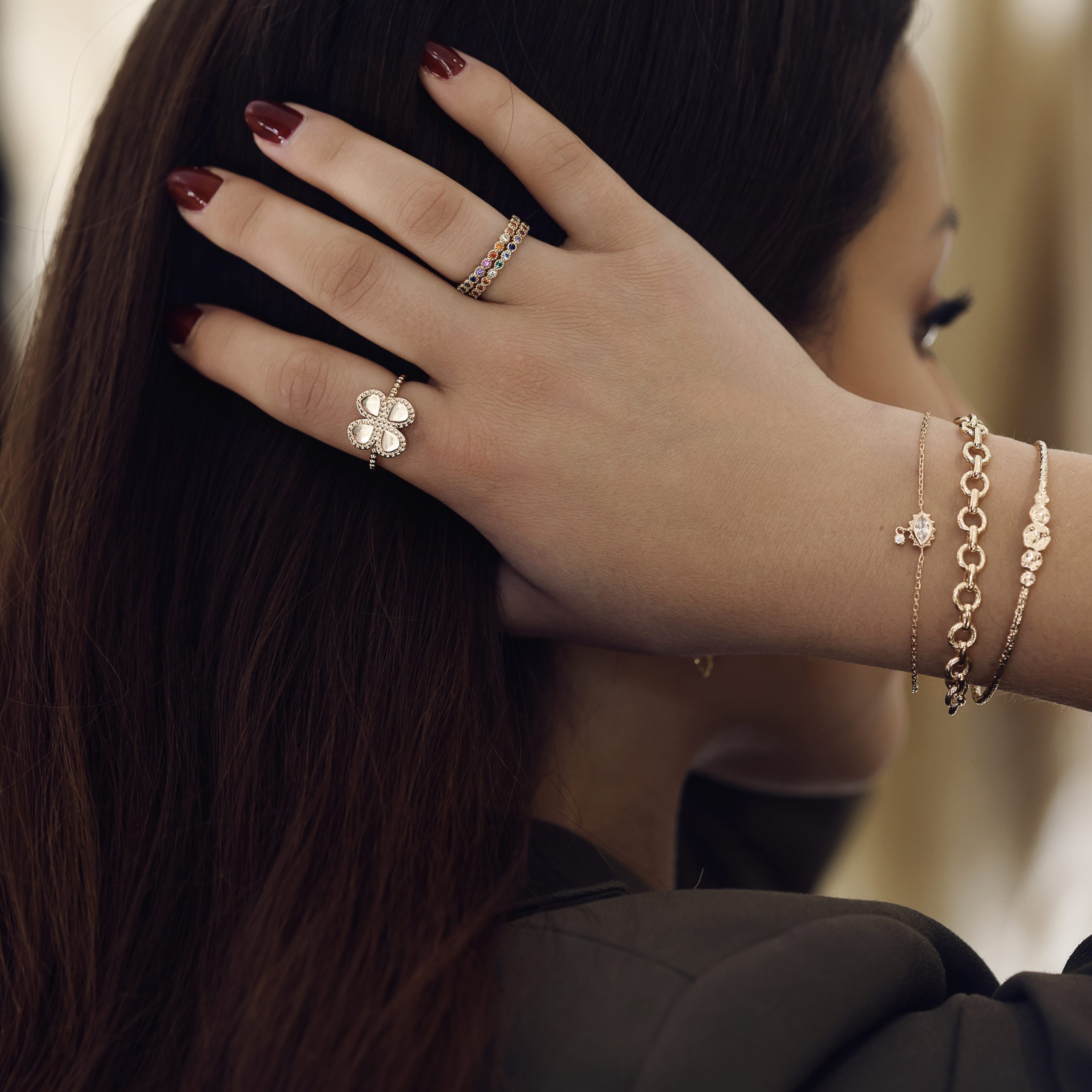 Bracelet doré chaîne avec œil orné d’un zircon et petit zircon pendant - Bijou porté 