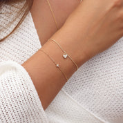Bracelet doré Elowen à fleur de zircon - Bijou porté