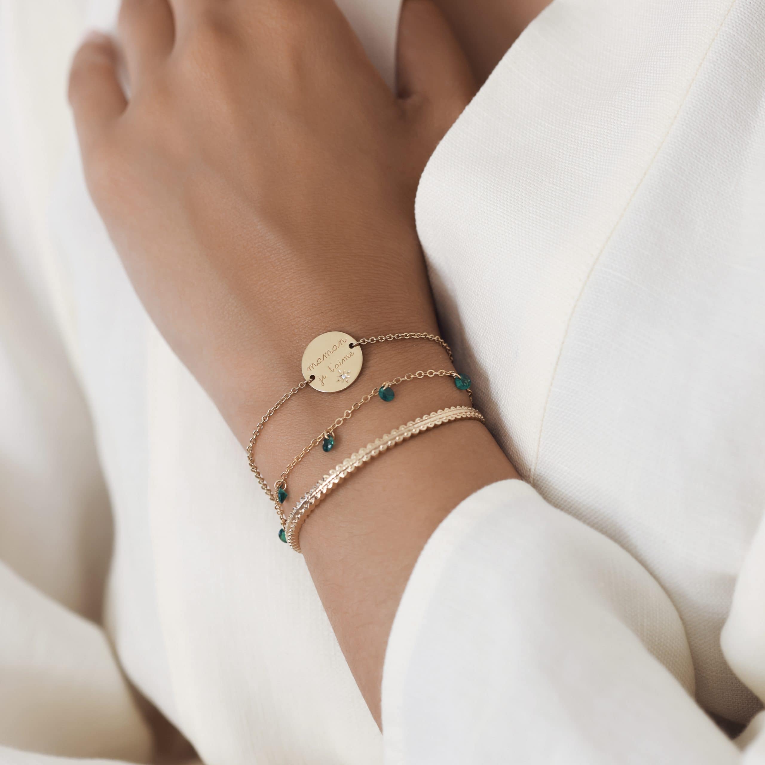 Bracelet doré maman je t'aime avec médaillon gravé et orné d'un petit zircon- - Bijou porté