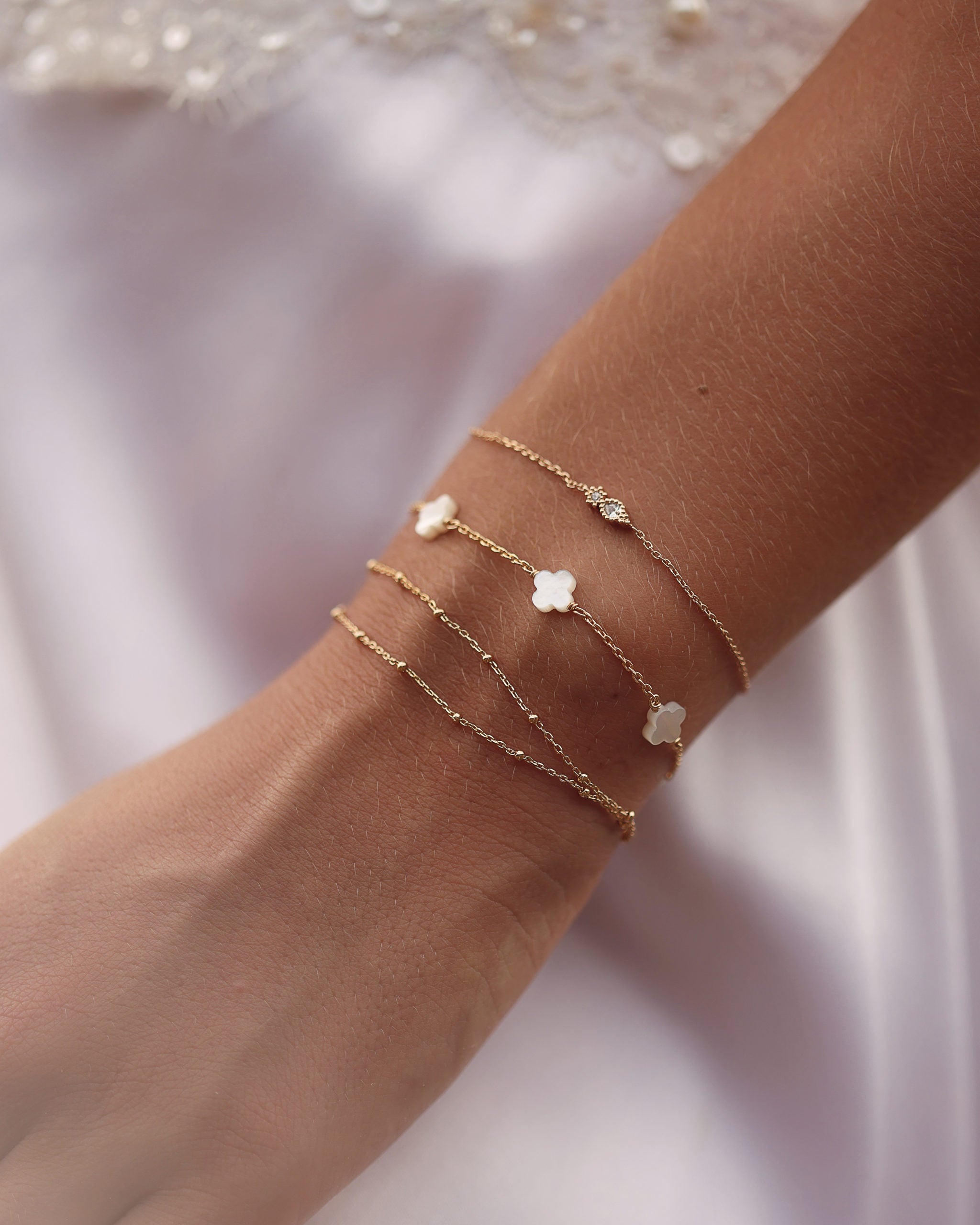 Bracelet doré Eve trèfles nacrés - Bijou porté