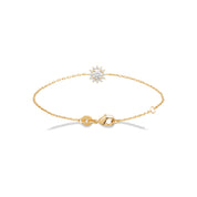 Bracelet doré, zircon blanc central entouré de zircons blancs - Bijou photographié sur fond blanc
