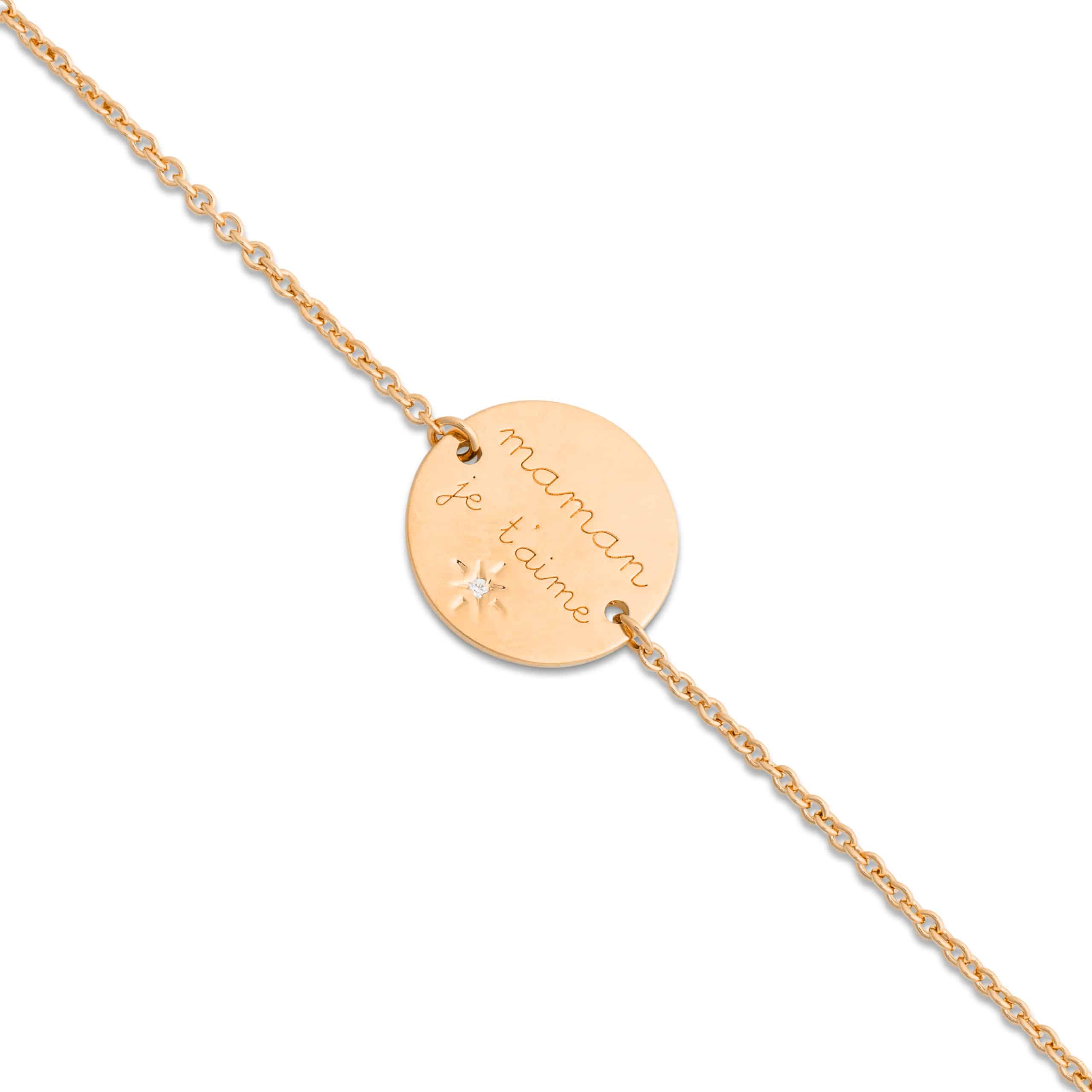 Bracelet doré maman je t'aime avec médaillon gravé et orné d'un petit zircon- Bijou photographié sur fond blanc 